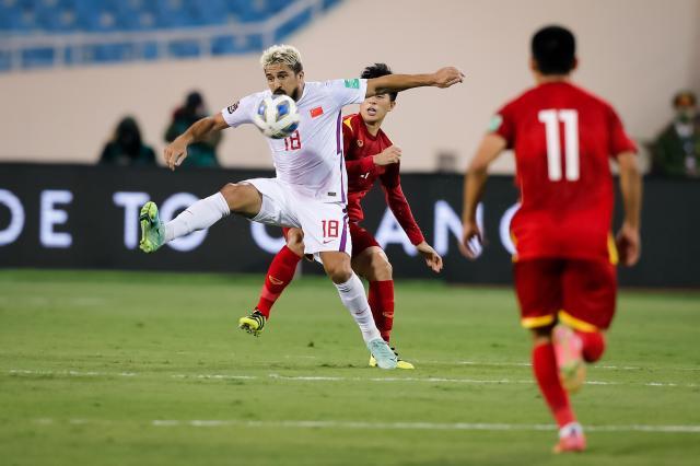 体育直播-归化入籍球员赛后各自离队 国足3日凌晨启程回国