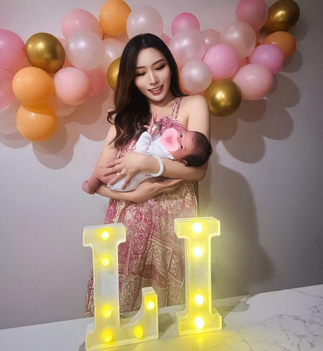 体育直播-李弘权一家近照，24岁成巨星，妻子是白富美教师，顶薪没悬念了|上海队|cba联赛|上海男篮|NCAA|nba_新浪体育_新浪新闻